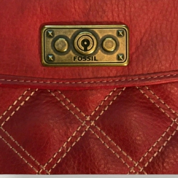 Fossil Red Quilted Leather Wristlet With Chain And Leather Wrist Strap - 5"×4" - Picture 3 of 6